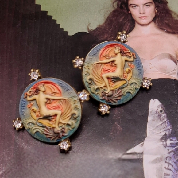 Elegant Art Nouveau Alluring Lady Crystal Crystal Embellished Gold Earrings - Picture 5 of 13